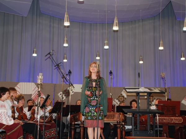 Співає солістка НРКУ, заслужена артистка України Ірина Шинкарук