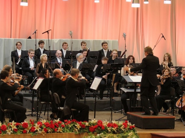 Заслужений академічний симфонічний оркестр НРКУ під керуванням В.Шейка