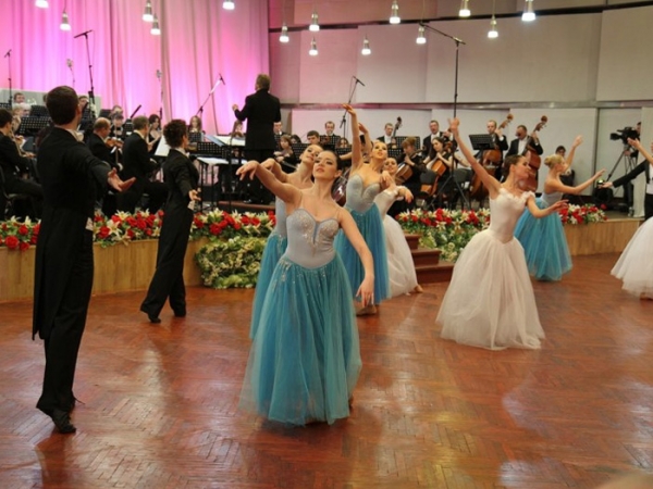 Вальс "На прекрасному блакитному Дунаї" танцює модерн-балет "Сузір'я Аніко"