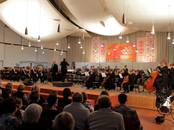 У супроводі заслуженого симфонічного оркестру під керуванням В. Шейка співає соліст Національної опери І. Мокренко