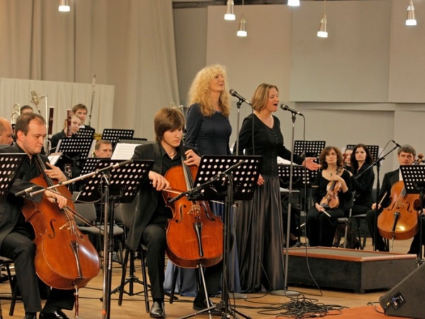 У супроводі заслуженого симфонічного оркестру НРКУ під керуванням В.Шейка співають сестри Тельнюк