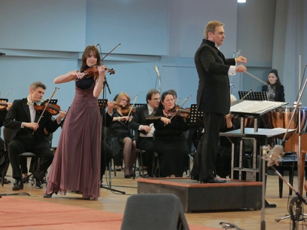 У супроводі заслуженого акаедмічного симфонічного оркестру НРКУ під керуванням В.Шейка грає Мирослава Которович