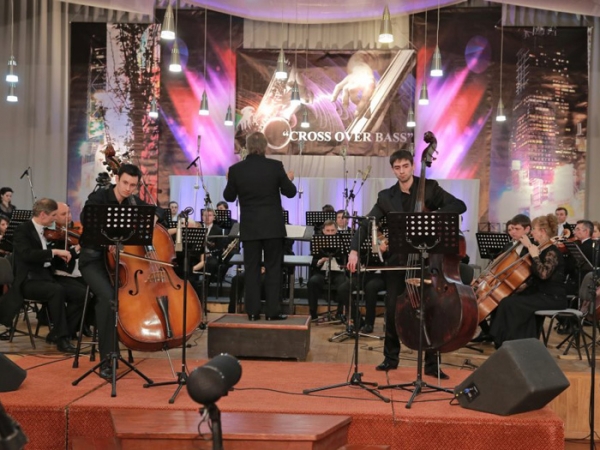 Олексійй Некляєв і Назар Стець виконують концерт Дж. Боттезіні для двох контрабсів з оркестром