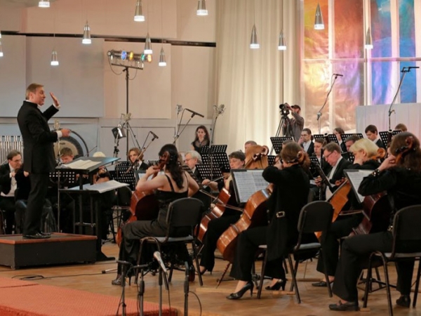 Грає заслужений академічний симфонічний оркестр НР КУ під керуванням В. Шейка