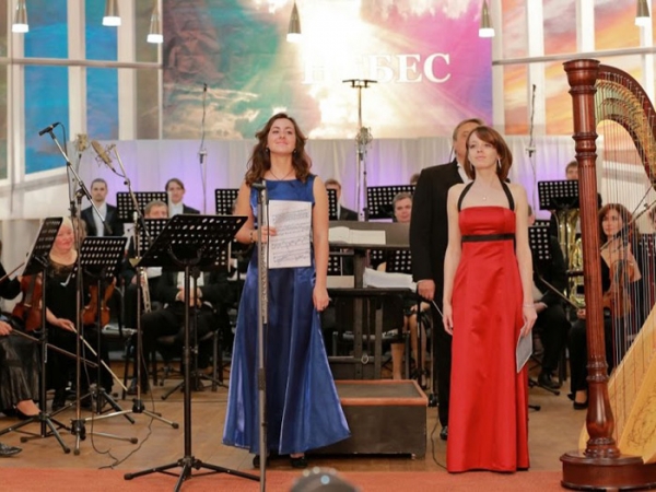 Лауреати міжнародних конкурсів Маріях Кіях (флейта) та Ярослава Некляєва (арфа)