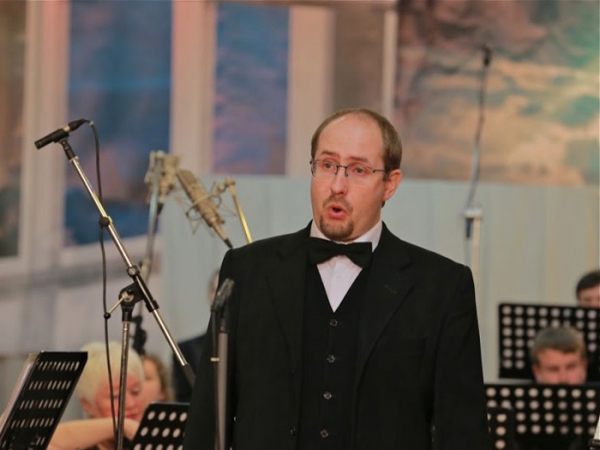 Співає соліст Національної філармонії України Сергій Бортник