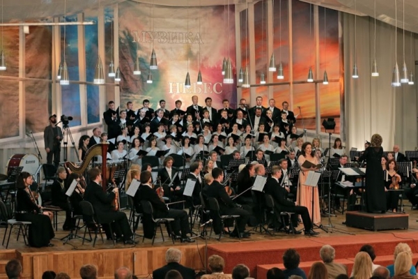 У супроводі хору тат оркестру співає заслужена артистка України Сусанна Чахоян