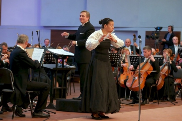 У супроводі оркестру грає солістка Національного Будинку органної та камерної музики Тамара Рой