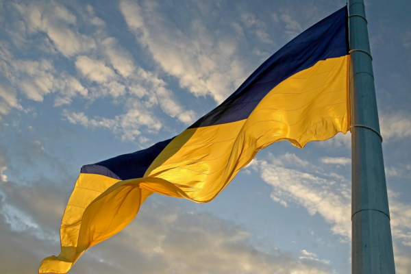 Синьо-жовтий vs жовто-блакитний: історик про суперечку щодо українського прапора, яка триває понад 100 років