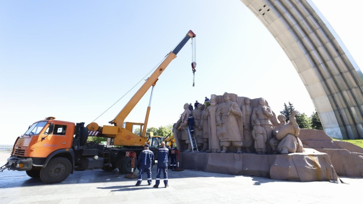 "Не треба шукати компромісів" — історик про демонтаж пам'ятника Переяславській раді 