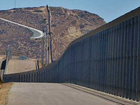 У США будують прототип стіни на кордоні з Мексикою