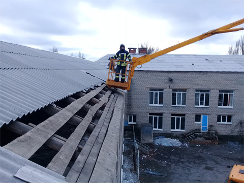 У Новолуганському ліквідовують наслідки обстрілу