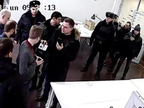 Ранок в офісі Навального розпочався з пилки-болгарки