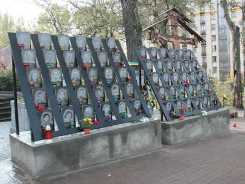 У Києві демонтують пам'ятник Героям Небесної сотні