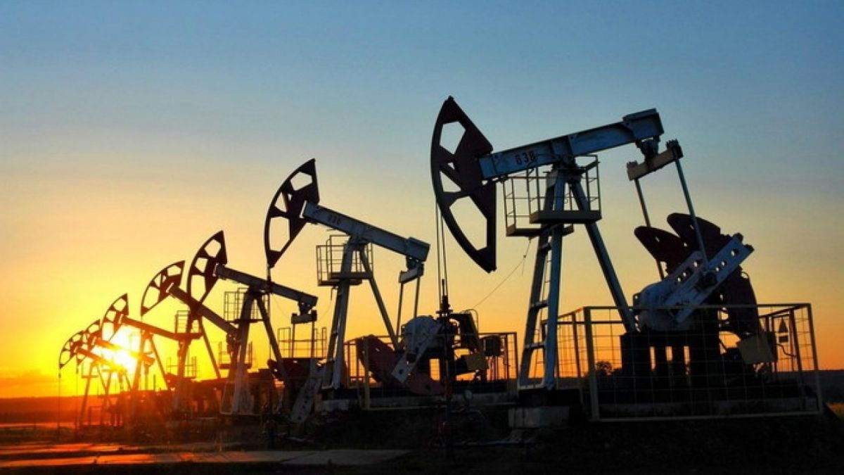 Росія ігнорує цінову стелю на нафту. Санкції на папері слід перетворювати на реальні дієві акції на морі — експерт  