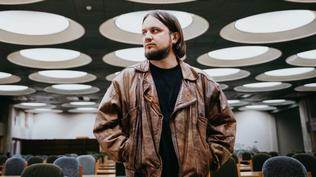 Столітня поезія, що зазвучала по-новому: Alexjazz випустив сингл "Заплакані очі"